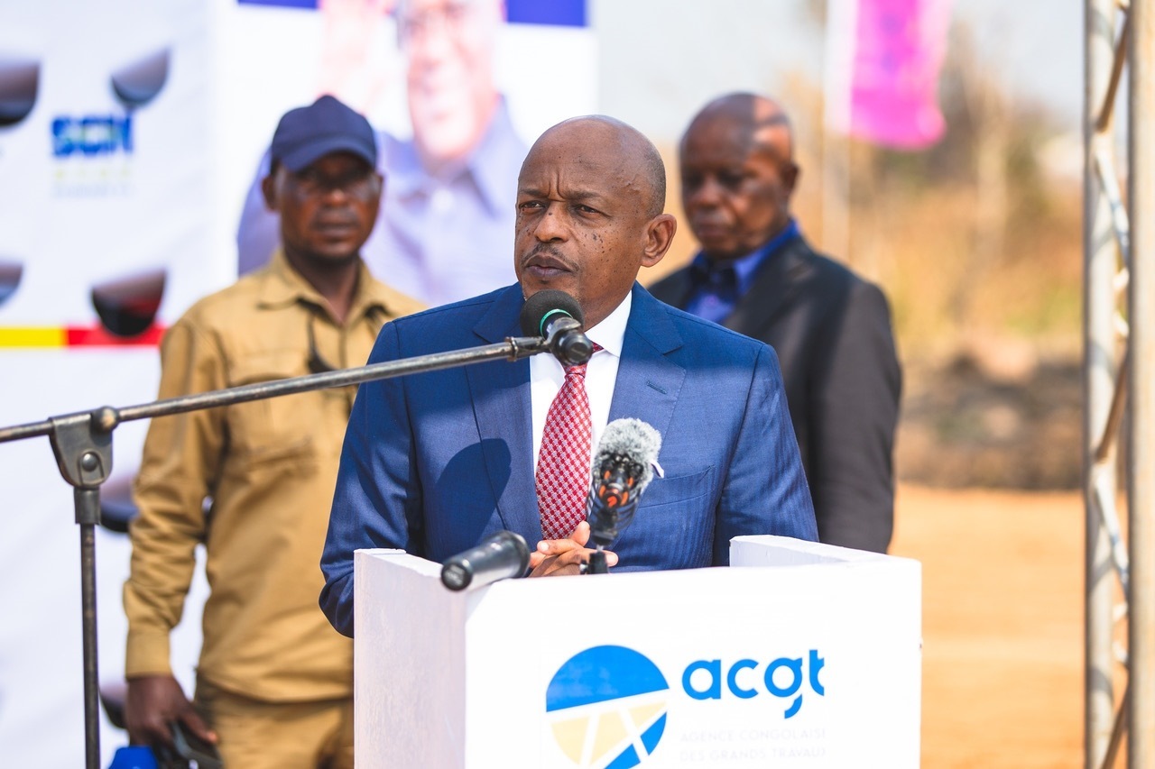 剛果（金）國務部長兼基礎設施和公共工程部長穆武尼在開工儀式上致辭。中鐵資源集團供圖