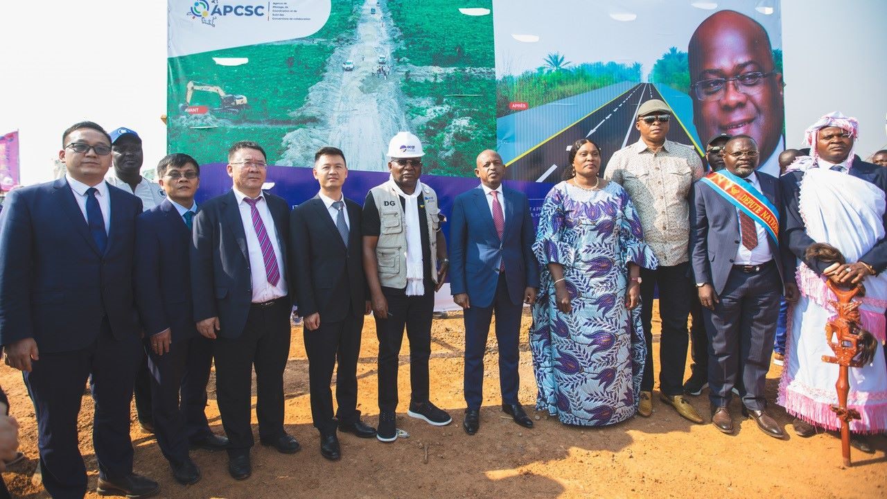 剛果（金）政府代表與中方企業(yè)代表出席開工儀式。中鐵資源集團供圖