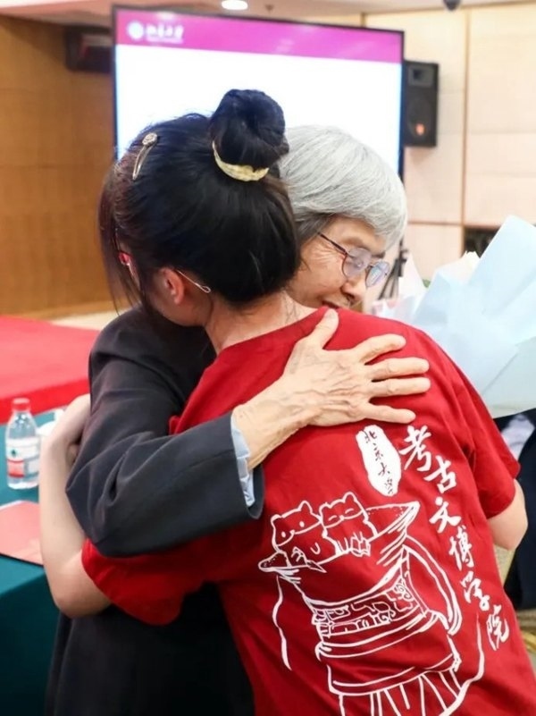 2023年，在校友向母校捐贈儀式上，鐘芳蓉與樊錦詩擁抱。校方供圖