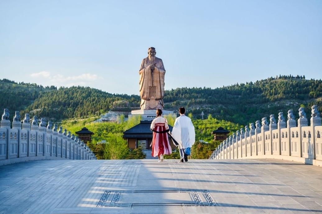 游客漫步尼山圣境領(lǐng)略古脈綿長(zhǎng)。人民網(wǎng) 喬姝攝