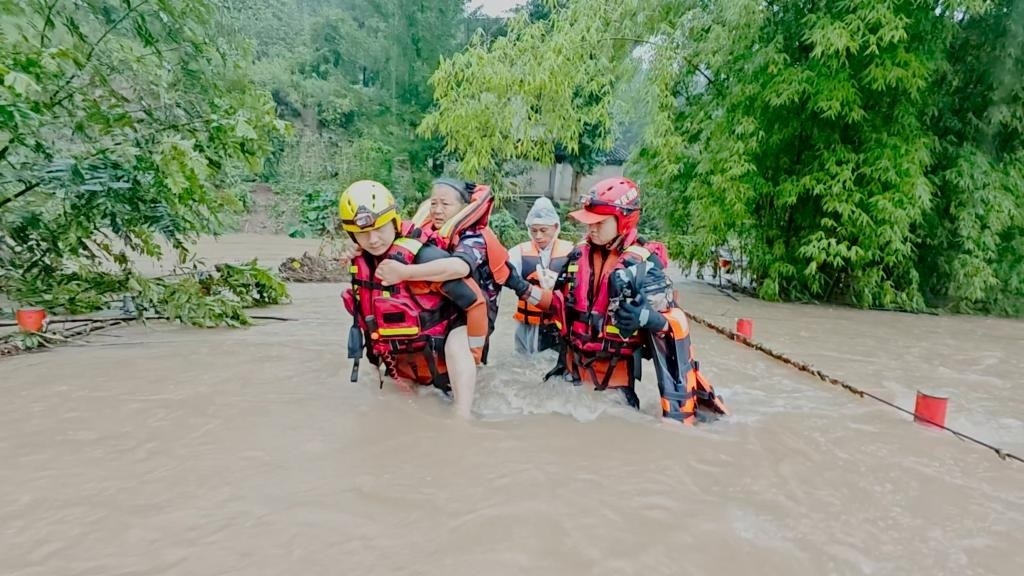 在忠縣，救援人員正在轉(zhuǎn)移受災(zāi)群眾。新華社發(fā)