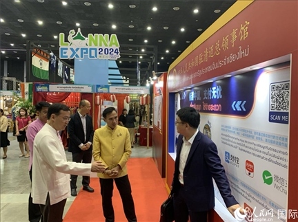 7月9日，中國(guó)駐清邁總領(lǐng)事陳海平與清邁副府尹威拉蓬等共同參觀以“暢游中國(guó)、支付無(wú)憂”為主題的中國(guó)展位。人民網(wǎng)記者章念生攝