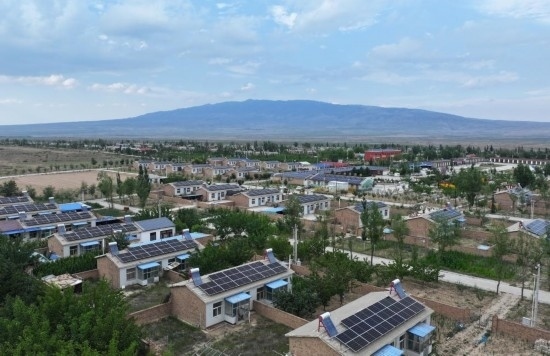 紅寺堡區(qū)新集村屋頂上的光伏板。新華社發(fā)（康國(guó)慶 攝）