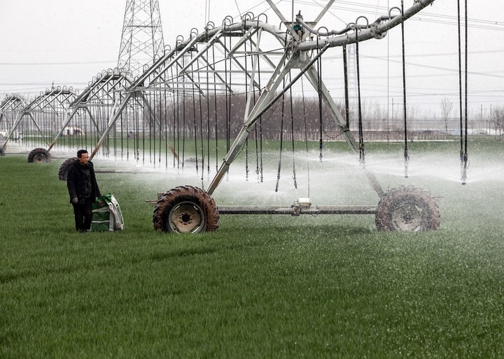 2024年3月18日，在河南省焦作市博愛縣孝敬鎮(zhèn)東原莊村瑞輝家庭農(nóng)場，村民使用全自動(dòng)指針式噴灌機(jī)進(jìn)行澆灌作業(yè)。新華社發(fā)（程全攝）