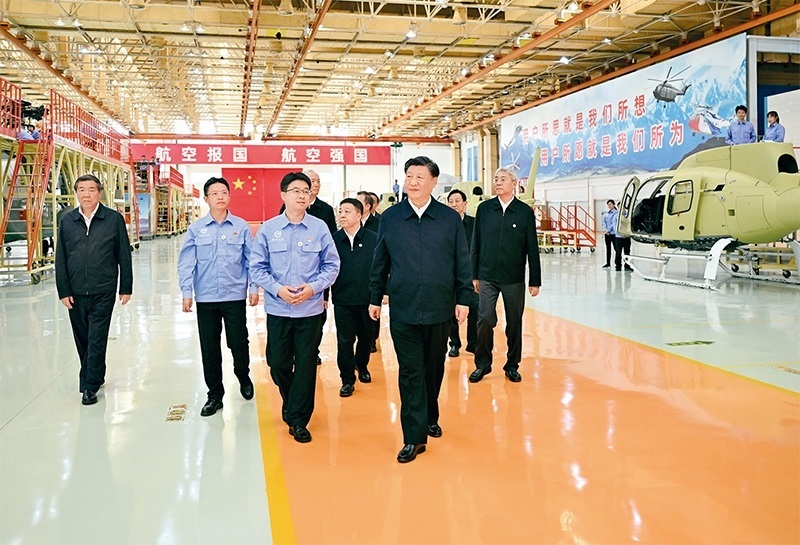 2023年10月10日至13日，中共中央總書記、國家主席、中央軍委主席習近平在江西考察。這是11日上午，習近平在景德鎮(zhèn)市昌河飛機工業(yè)（集團）有限公司考察。 新華社記者 燕雁/攝