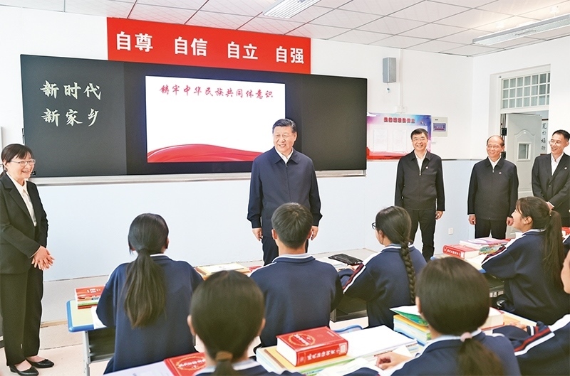 2024年6月18日至19日，中共中央總書記、國家主席、中央軍委主席習近平在青?？疾?。這是18日下午，習近平在果洛西寧民族中學高一（1）班觀摩“新時代、新家鄉(xiāng)”主題思政課。 新華社記者 鞠鵬/攝