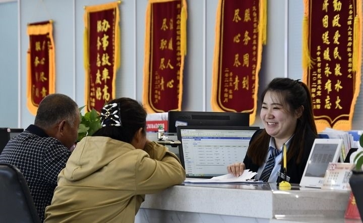 2024年3月25日，北京市大興區(qū)龐各莊鎮(zhèn)政務(wù)服務(wù)中心的工作人員耐心為群眾解答問題。大興區(qū)龐各莊鎮(zhèn)政務(wù)服務(wù)中心用“最多跑一次”的工作理念為企業(yè)和群眾提供了便利化、精準(zhǔn)化、個(gè)性化的衍生服務(wù)。新華社記者 李欣 攝