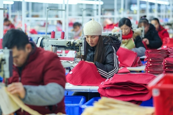 2024年1月18日，社區(qū)居民在紅安社區(qū)的鄉(xiāng)村振興就業(yè)車間工作。紅安社區(qū)是由易地搬遷安置區(qū)單獨(dú)成立的新社區(qū)，位于湖南省湘西土家族苗族自治州鳳凰縣禾庫鎮(zhèn)。新華社記者 張鋮 攝