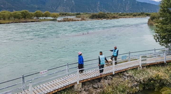 西藏雅尼國家濕地公園管護(hù)員在巡護(hù)途中小憩（無人機(jī)照片，2023年9月8日攝）。新華社記者 丁增尼達(dá) 攝