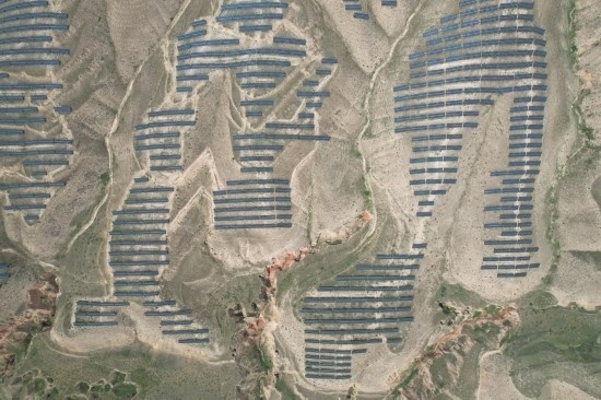 通渭縣10萬(wàn)千瓦集中式光伏發(fā)電項(xiàng)目。新華社記者 張睿 攝