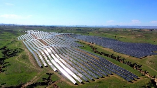 紅寺堡區(qū)發(fā)展光伏產(chǎn)業(yè)。新華社發(fā)（康國(guó)慶 攝）