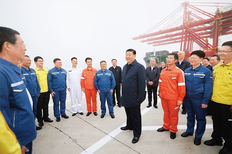 2024年5月22日至24日，中共中央總書記、國家主席、中央軍委主席習近平在山東考察。這是22日下午，習近平在日照港親切慰問港口科技工作者、運營人員、航運人員。 新華社記者 鞠鵬/攝