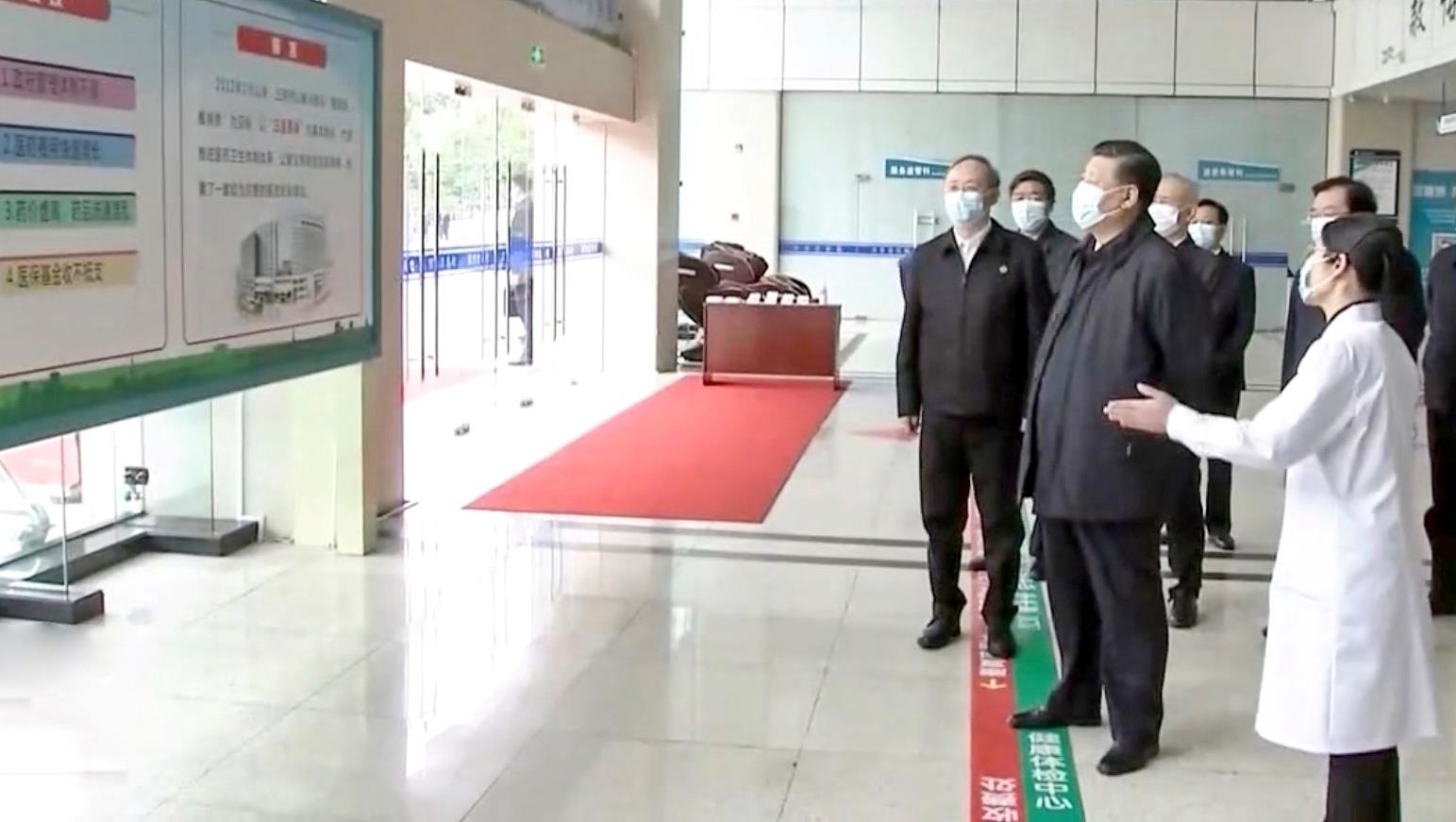 △2021年3月23日，習近平總書記在福建三明沙縣總醫(yī)院住院樓一層大廳，聽取醫(yī)改情況介紹。