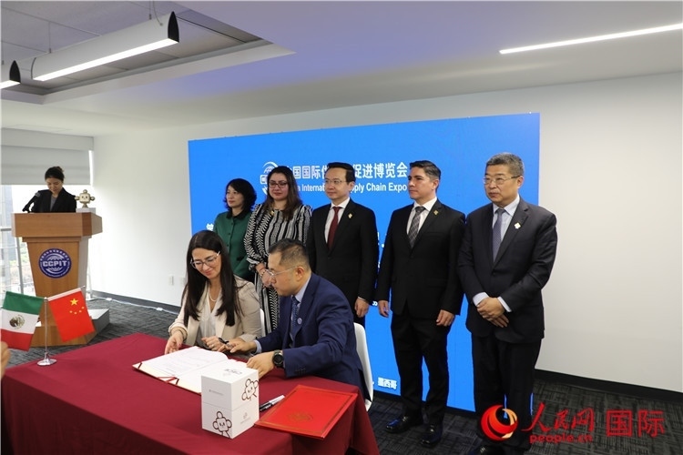 與會嘉賓簽署關(guān)于共同促進(jìn)墨西哥企業(yè)參加第二屆鏈博會合作備忘錄。人民網(wǎng) 埃內(nèi)斯托·多明戈斯攝