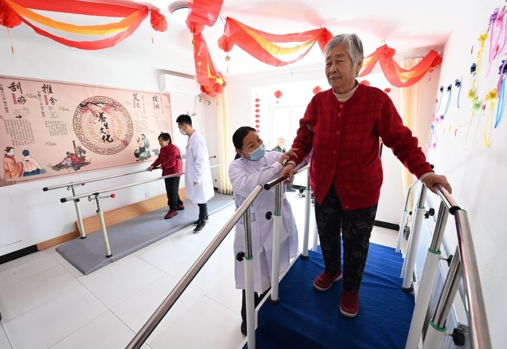 在河北省香河縣安平鎮(zhèn)運(yùn)河新村醫(yī)養(yǎng)中心，老年人在進(jìn)行康復(fù)訓(xùn)練（2024年2月29日攝）。新華社記者 王曉 攝