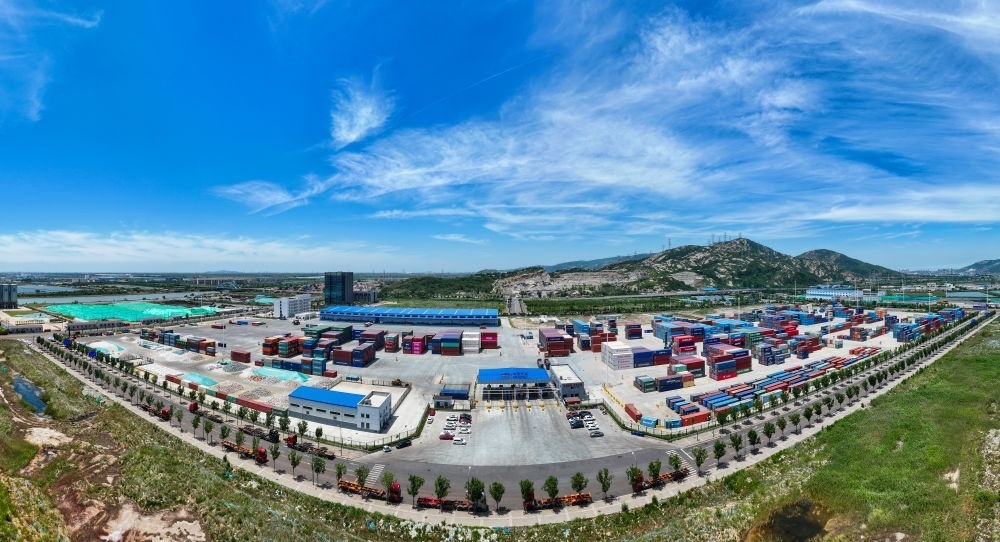 2024年6月26日拍攝的位于江蘇省連云港市連云區(qū)的上合組織（連云港）國(guó)際物流園內(nèi)的中國(guó)外運(yùn)集裝箱場(chǎng)站（無(wú)人機(jī)照片）。上合組織（連云港）國(guó)際物流園是連云港建設(shè)“一帶一路”交匯點(diǎn)強(qiáng)支點(diǎn)和上合組織國(guó)家出?；氐闹匾脚_(tái)載體。新華社記者 季春鵬 攝