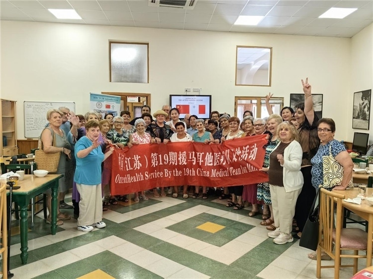 醫(yī)療隊(duì)隊(duì)員與養(yǎng)老中心參加活動(dòng)的老人合影。中國(guó)（江蘇）第19期援馬耳他醫(yī)療隊(duì)供圖