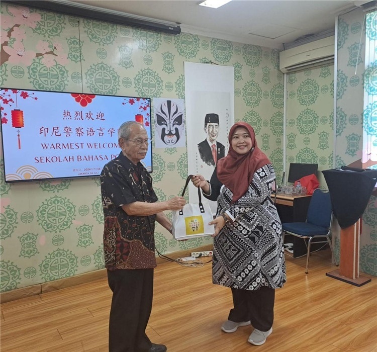 拉哈尤·蘇珊蒂與穆尼交換禮品?；顒?dòng)主辦方供圖