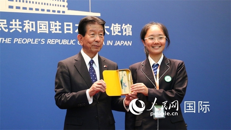 中國小大使向日本永旺1%俱樂部理事長森美樹贈送當?shù)靥厣Y品。人民網(wǎng) 許可攝