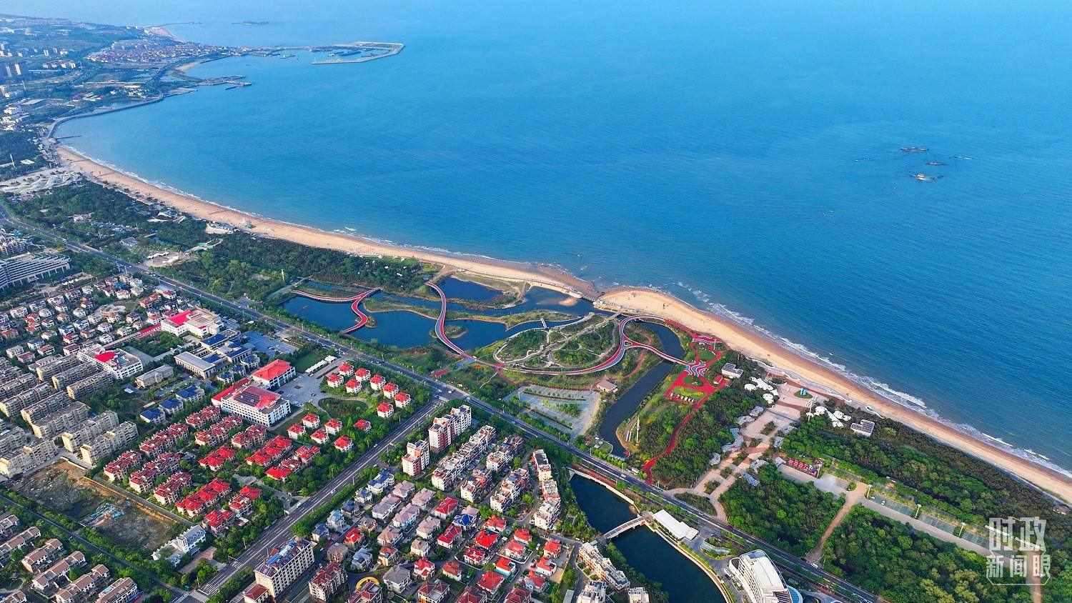 △日照市陽光海岸綠道。近年來，日照市對沿海裸露場地及岸線破損處進行生態(tài)修復(fù)，建成約28公里的陽光海岸綠道，為市民和游客提供了運動休閑好去處。（總臺央視記者范凱拍攝）