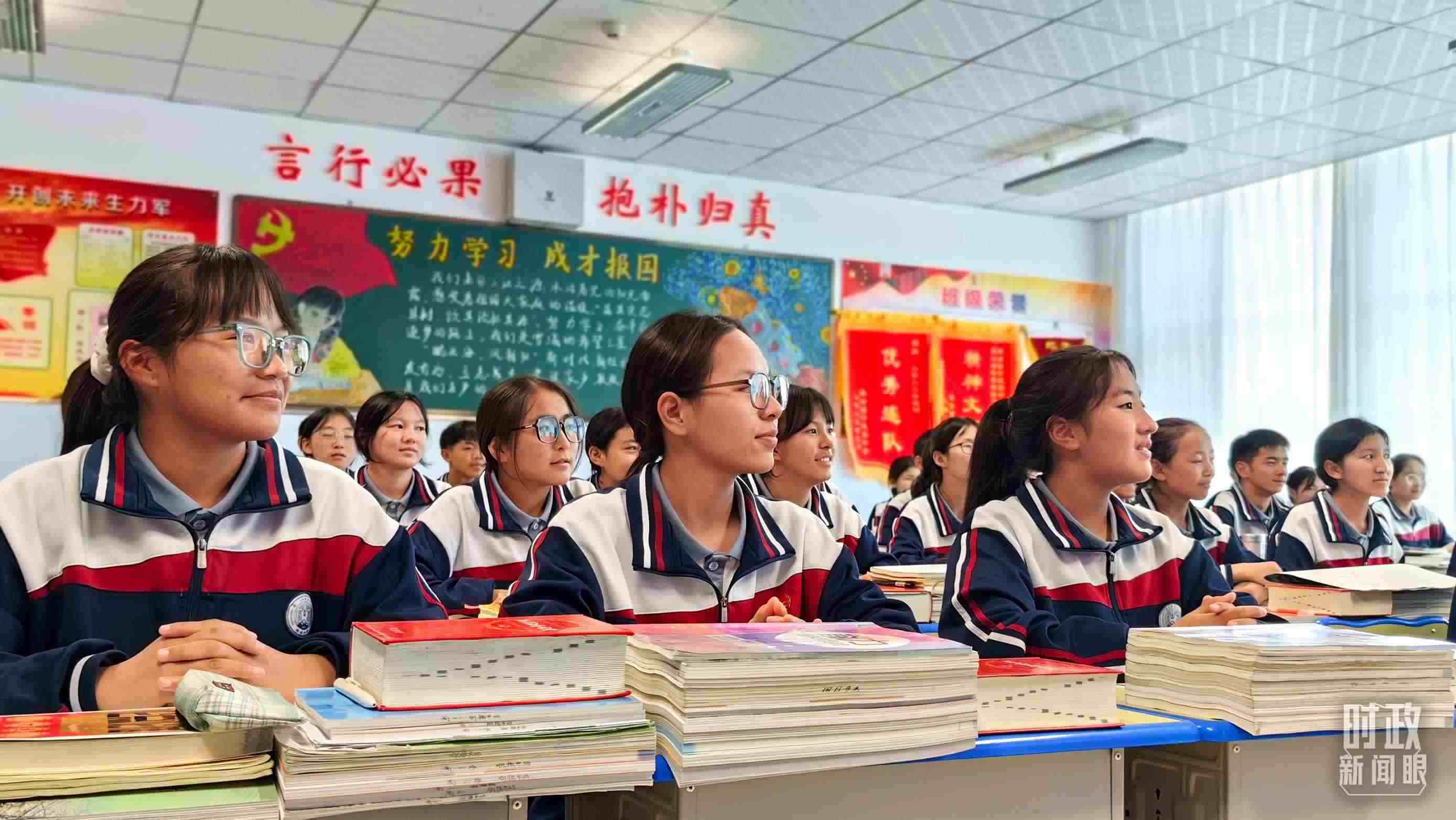 △果洛西寧民族中學(xué)高一（1）班的“新時代、新家鄉(xiāng)”主題思政課。（總臺央視記者段德文拍攝）