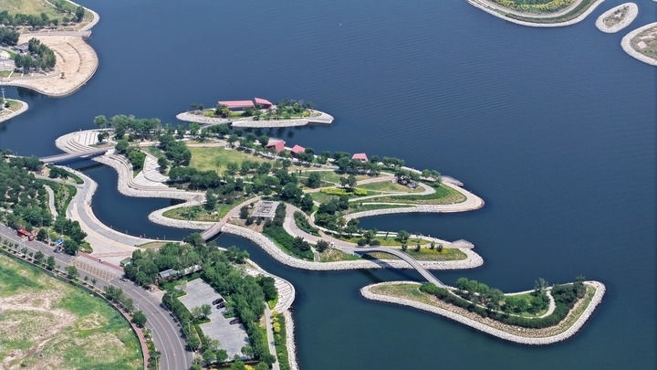 這是2024年6月28日拍攝的天津市濱海新區(qū)南灣公園一景（無人機照片）。新華社記者 李然 攝
