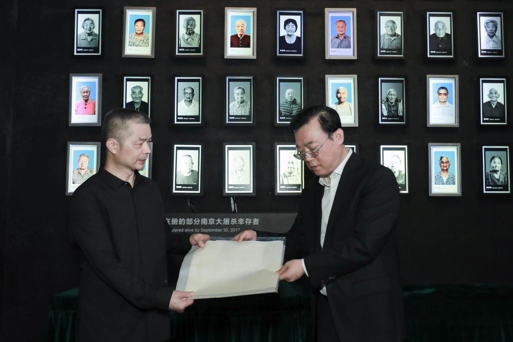 南京大屠殺幸存者高如琴的兒子向軍向侵華日軍南京大屠殺遇難同胞紀念館捐贈高如琴老人相關(guān)物品。（侵華日軍南京大屠殺遇難同胞紀念館供圖）