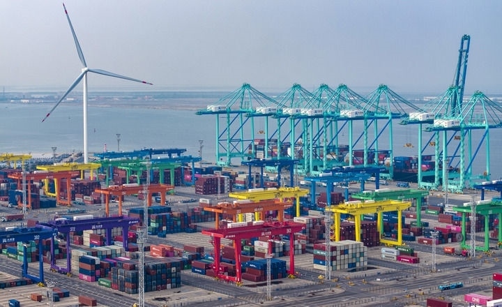 2024年7月3日，一艘集裝箱貨輪?？吭谔旖蚋邸爸腔哿闾肌贝a頭（無人機照片）。新華社記者 趙子碩 攝