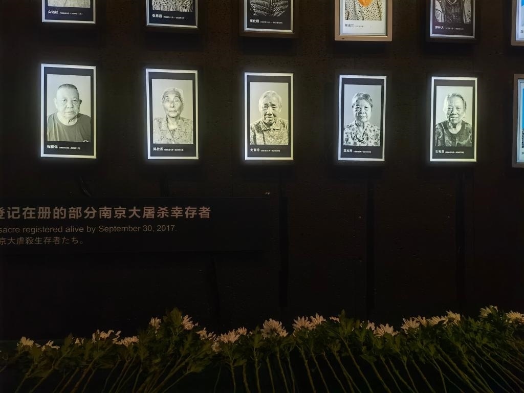 7月18日，侵華日軍南京大屠殺遇難同胞紀念館內(nèi)舉行“熄燈”悼念儀式，為今年離世的5位幸存者老人送行。新華社記者邱冰清 攝