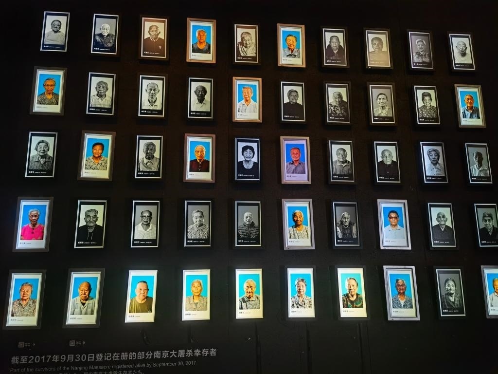 侵華日軍南京大屠殺遇難同胞紀念館內(nèi)的幸存者照片墻局部。新華社記者邱冰清 攝