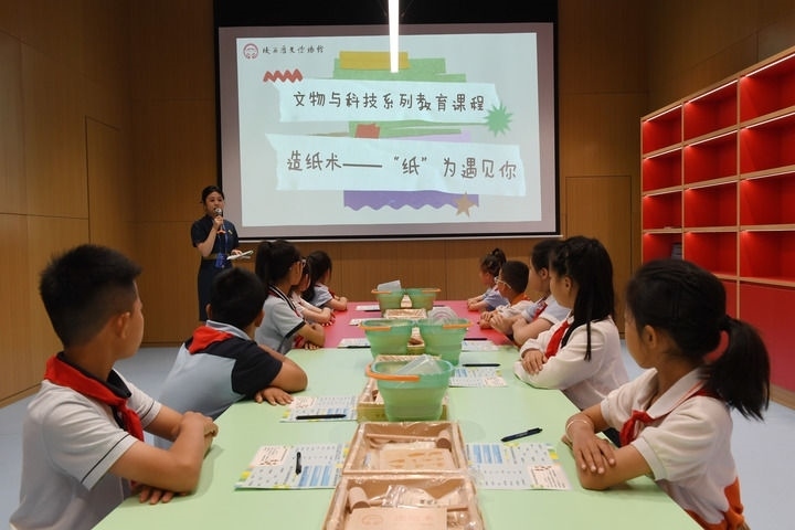 2024年5月18日，小學生在陜西歷史博物館秦漢館參加“文物與科技”系列教育課程。新華社記者 李一博 攝