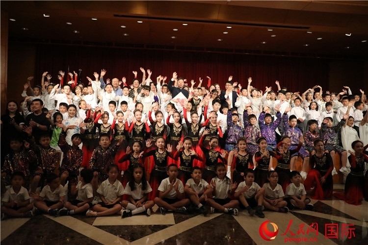 中美青少年藝術(shù)交流匯演活動(dòng)結(jié)束后，嘉賓們與學(xué)生們合影。人民網(wǎng)記者 李志偉攝