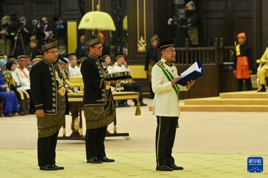  7月20日，馬來西亞總理安瓦爾（右）在吉隆坡出席最高元首登基儀式。新華社發(fā)（馬來西亞新聞局供圖）