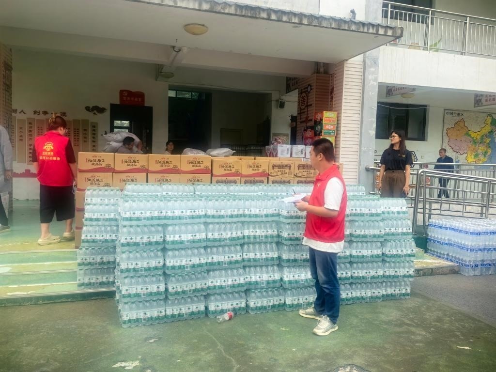 圖為愛心人士向鳳縣河口鎮(zhèn)中心小學捐贈的物資。新華社記者 劉彤 攝