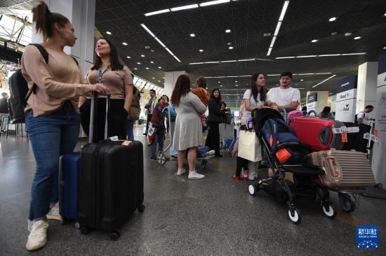 7月19日，受影響航班的旅客在巴西首都巴西利亞機場等待。新華社發(fā)（盧西奧·塔沃拉 攝）