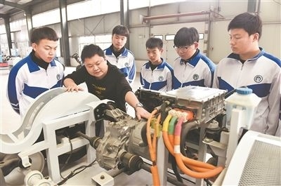 河北省威縣職業(yè)技術(shù)教育中心老師正在為學(xué)生講解電動(dòng)汽車數(shù)字技術(shù)。新華社記者 朱旭東攝