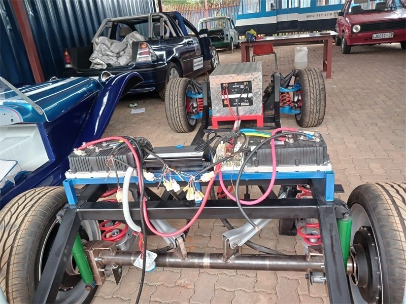 “老爺車”的跟上電動潮流。索尚古夫技術高中供圖