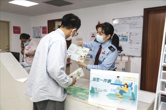 志愿者為葉先生介紹新生兒相關(guān)服務(wù)。云浮市稅務(wù)局供圖