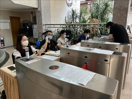 廣州市越秀區(qū)教育局現(xiàn)場審核返區(qū)生辦理材料，采用“提前網(wǎng)上預(yù)約、現(xiàn)場分批辦理”的方式進(jìn)行。廣州市越秀區(qū)教育局供圖