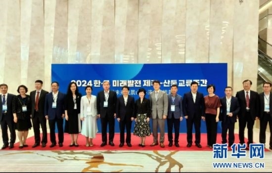 交流周活動(dòng)與會(huì)嘉賓合影。（中國駐濟(jì)州總領(lǐng)事館供圖）