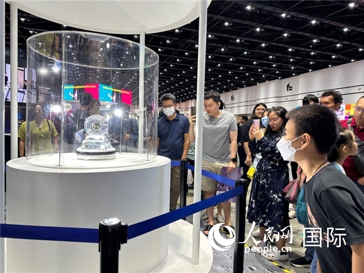 觀眾參觀中國“嫦娥五號”探測器從月球帶回的珍貴樣品。人民網(wǎng)記者簡承淵攝