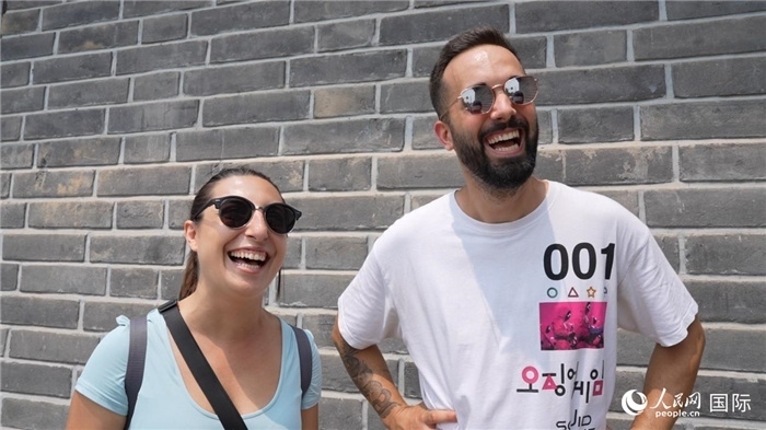 圖為西班牙籍游客塔瑪拉·魯伊斯·查莫羅（左）和馬克·普拉達·巴約納（右）。人民網(wǎng)記者 吳超嵐攝