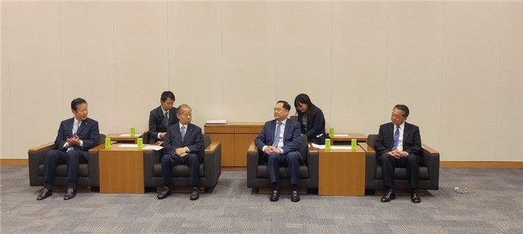 4月11日，楊萬(wàn)明會(huì)長(zhǎng)在東京會(huì)見(jiàn)日中友好議員聯(lián)盟會(huì)長(zhǎng)二階俊博（左二）。中國(guó)人民對(duì)外友好協(xié)會(huì)供圖