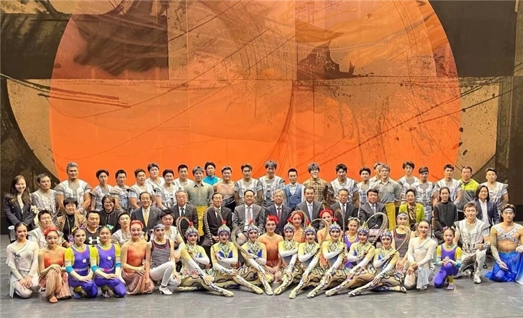 4月12日，中國(guó)人民對(duì)外友好協(xié)會(huì)會(huì)長(zhǎng)楊萬(wàn)明、駐日大使吳江浩及來(lái)自36國(guó)70位駐日使節(jié)代表等現(xiàn)場(chǎng)觀看中國(guó)雜技團(tuán)東京公演。中國(guó)人民對(duì)外友好協(xié)會(huì)供圖