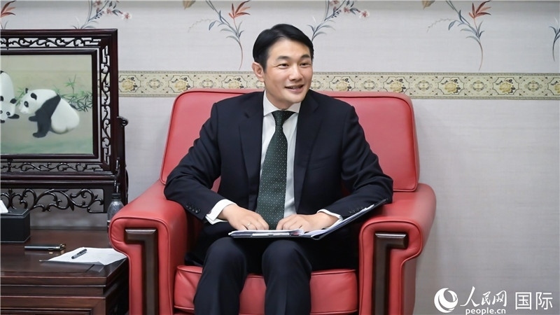 使館發(fā)言人畢海波公參介紹黨的二十屆三中全會(huì)情況并回答記者提問。人民網(wǎng) 郭錦標(biāo)攝