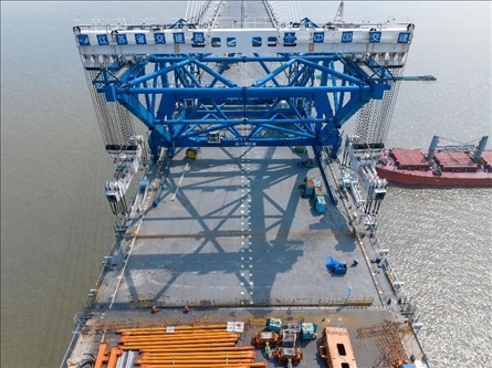 △ 圖為我國自主研發(fā)的世界最大噸位橋面吊機。