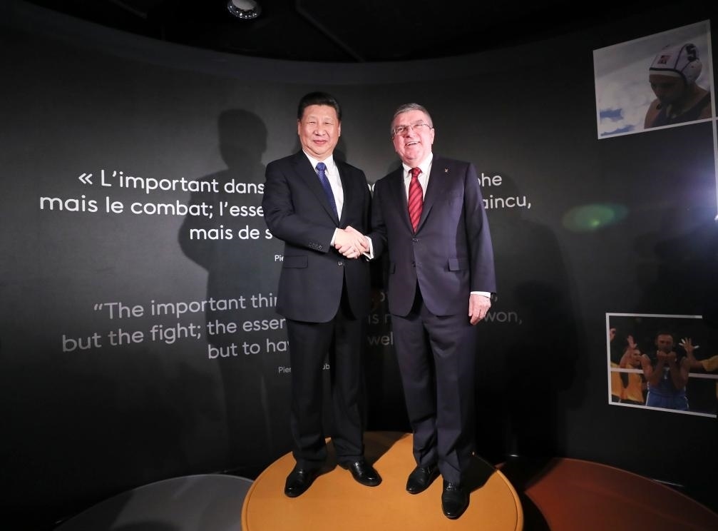 2017年1月18日，國(guó)家主席習(xí)近平在瑞士洛桑國(guó)際奧林匹克博物館會(huì)見(jiàn)國(guó)際奧林匹克委員會(huì)主席巴赫。這是習(xí)近平和巴赫在奧運(yùn)冠軍領(lǐng)獎(jiǎng)臺(tái)上合影。新華社記者 蘭紅光 攝
