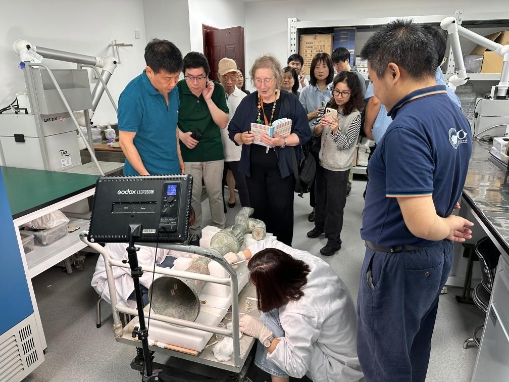 2024年5月28日，英國(guó)考古學(xué)家、牛津大學(xué)教授杰西卡·羅森在文物保護(hù)修復(fù)實(shí)驗(yàn)室觀摩文物。新華社發(fā)（四川省文物考古研究院供圖）