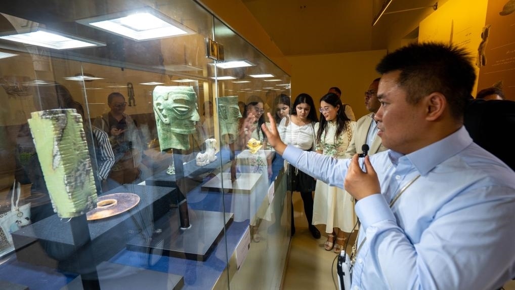 2024年6月14日，冉宏林在埃及開羅舉辦的“三星堆·金沙”主題數(shù)字展上向埃及公眾介紹三星堆文化。新華社發(fā)（四川省文物考古研究院供圖）