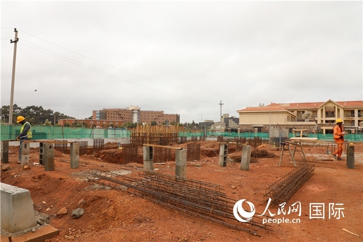 圖為孔子學(xué)院項(xiàng)目施工現(xiàn)場(chǎng)。人民網(wǎng)記者 沈小曉攝。